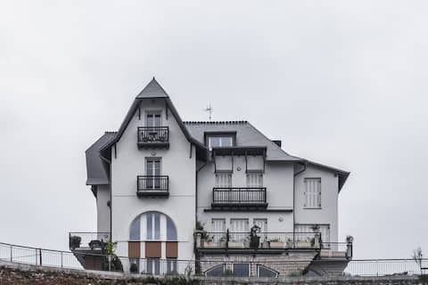 Popular Airbnb listing: New and cozy penthouse with parking included in Hondarribia/Fontarrabie