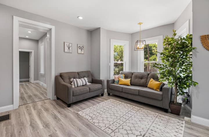 带2张沙发的家庭房。 