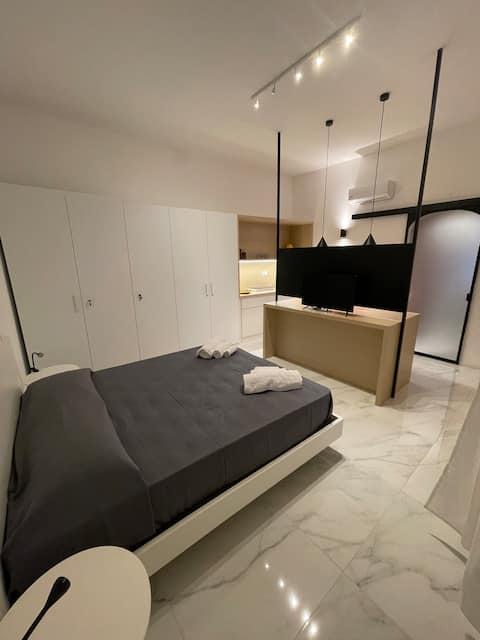 Annuncio Airbnb popolare: Pierrot and the Moon in downtown Salerno a Salerno