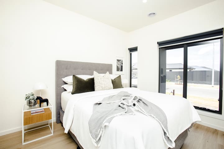 El dormitorio principal tiene un baño privado a un lado con un tocador doble.