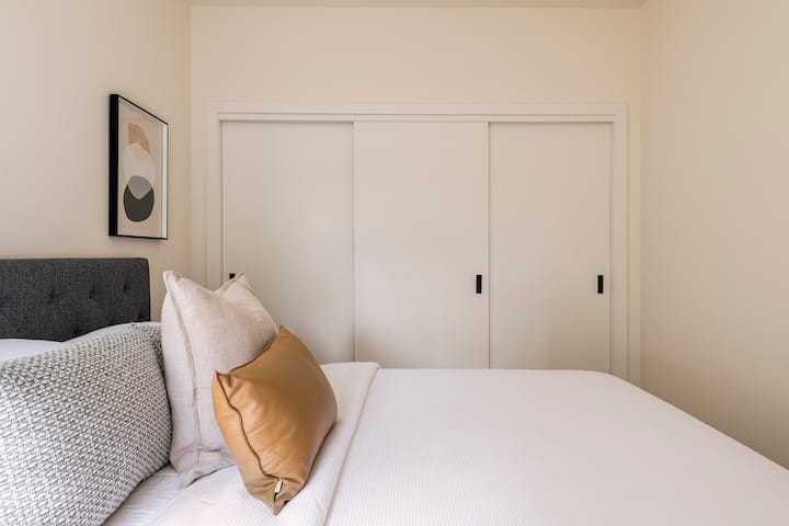 Un montón de espacio de almacenamiento en el dormitorio dos.