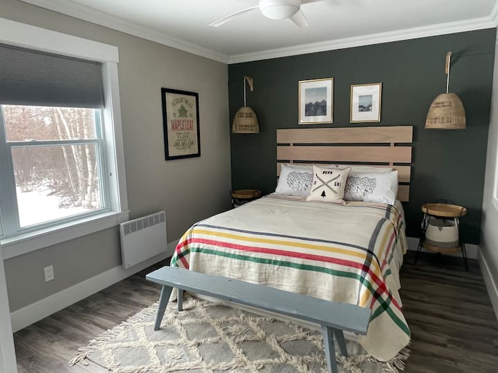 Glavni glavni kat ima krevet s ugrađenim ladicama za odlaganje i stropnim ventilatorom. 