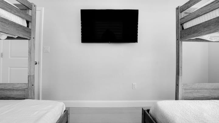 带2张舒适双层床的卧室