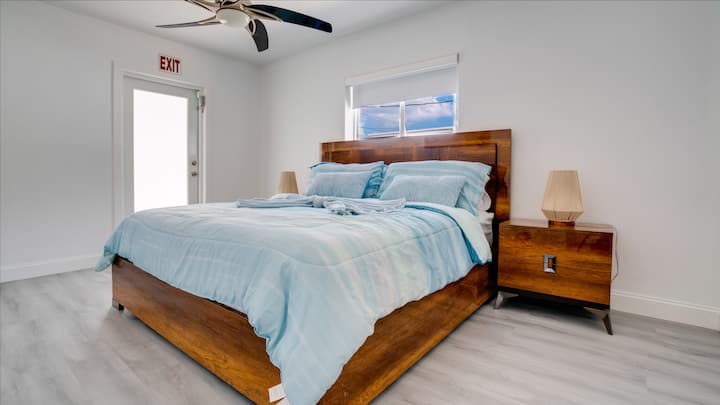 配备舒适特大双人床的卧室