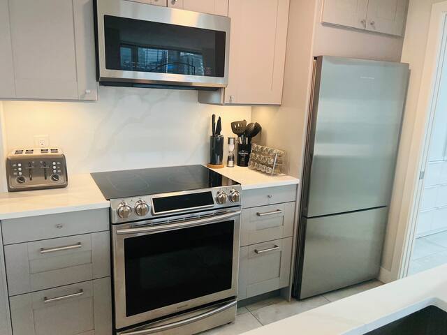 Spacious 2B+2B W/Parking,Pool,Gym,Sauna,A/C gallery image 3