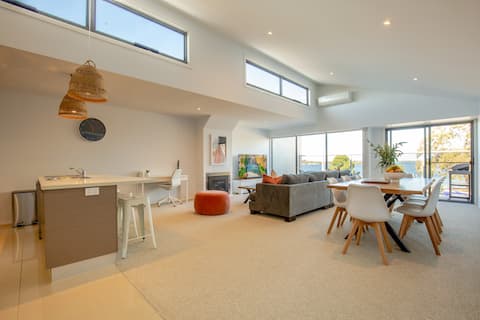 Luxe 3BR Waterfront Townhouse on the Esplanade