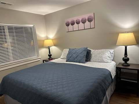 Welcoming 2 bedroom apartment with full kitchen