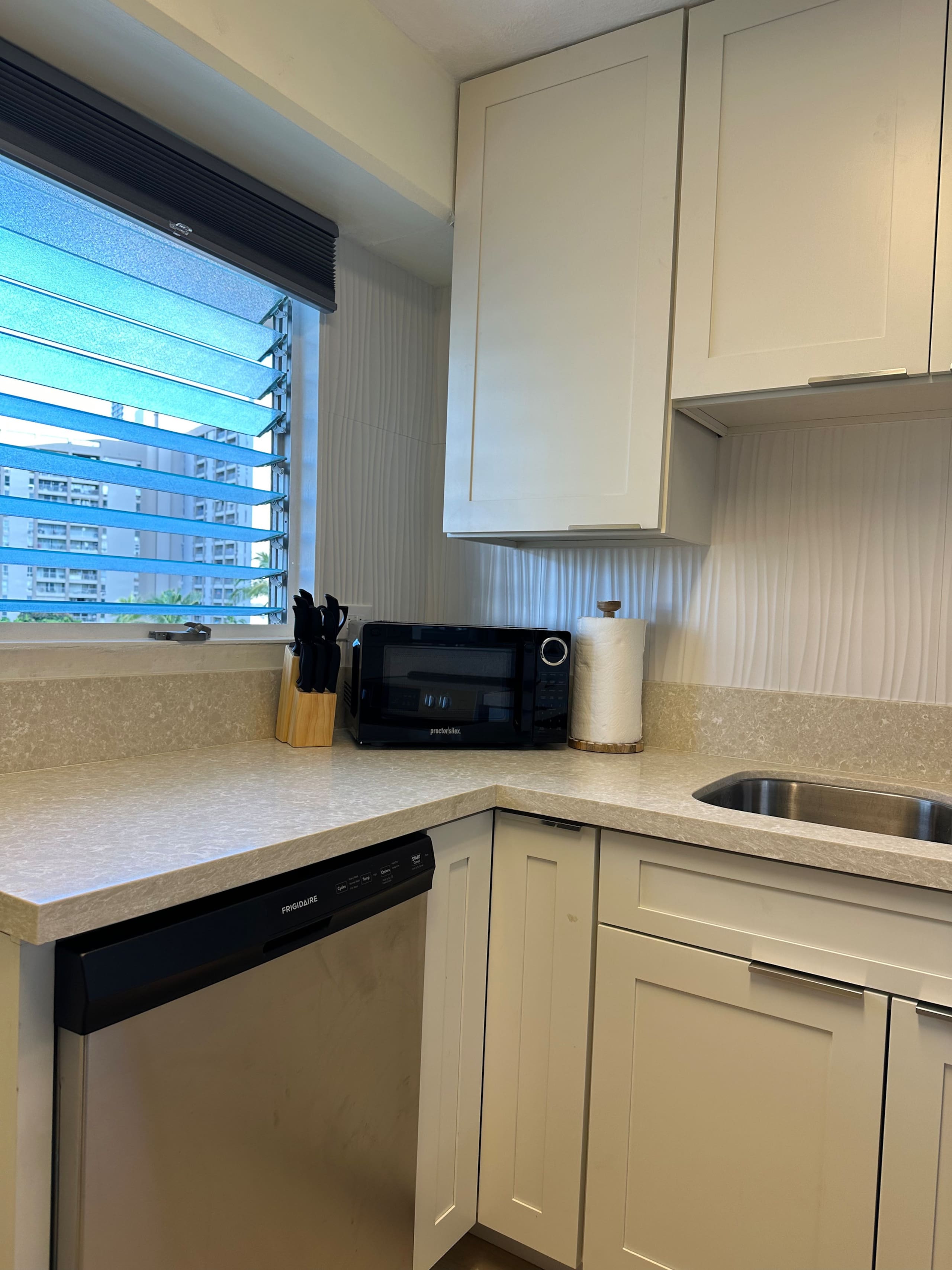 Welcoming Waikiki apt sleeps 6 FREE parking - Image 10
