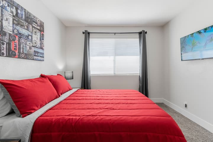 Спалнята с двойно легло queen size
включва 40 - инчов телевизор