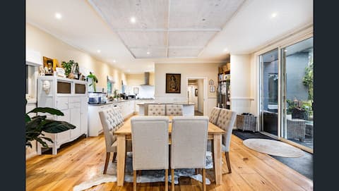 Countryside Retreat- 16 BEDS + 6 BATHS