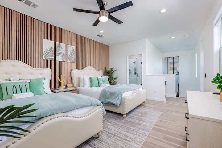 Спалня 4 се намира на горния етаж на втория етаж и разполага със самостоятелна баня! 