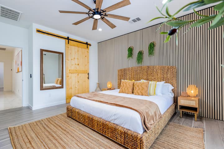 Спалня 1, основната спалня! Тази стая разполага с две легла на уникалното и удобно двойно легло king size! Тази стая разполага и със самостоятелна баня, дрешник и достъп до плъзгаща се врата до задния двор! 