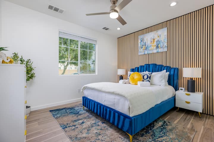 С много чекмеджета и гардеробно пространство със сигурност ще се чувствате като у дома си и сте организирани! 