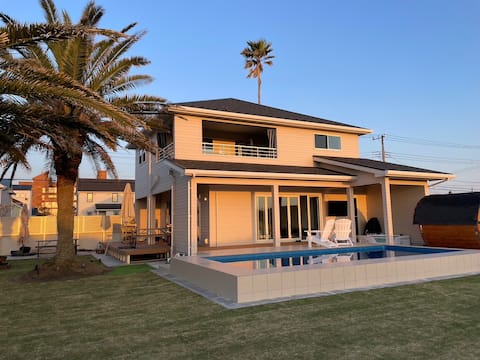 Secluded Oasis: Ocean, Pool, Sauna, Jacuzzi, BBQ!