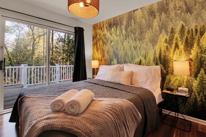 The Tree Room - new 12" green tea memory foam Queen size bed with luxurious sheets and a deck area off this bedroom