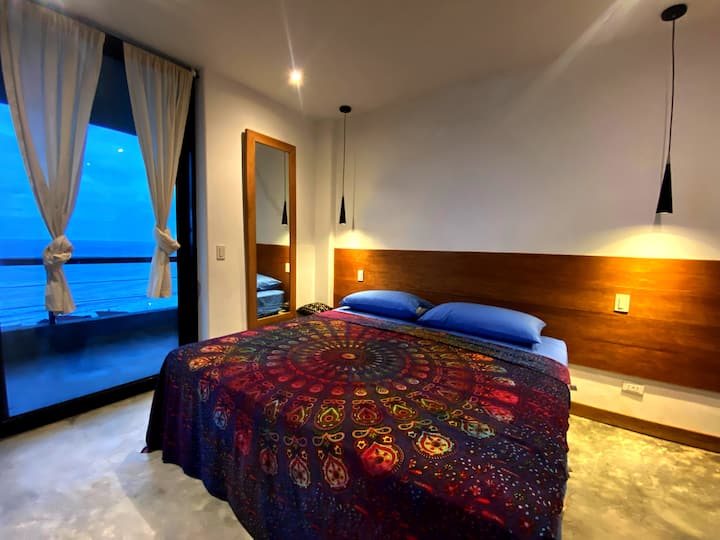 Dormitorio principal, tiene una vista privilegiada. disfruta de la comodidad de la cama los mejores suntes y moonset.