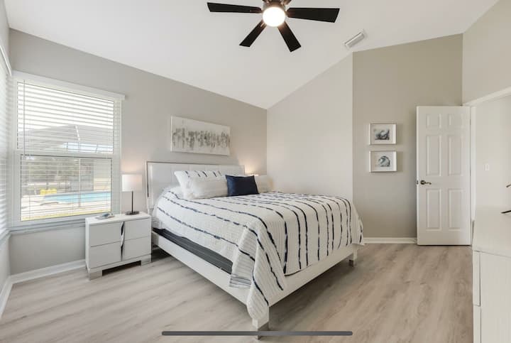 Спалня № 3 - ъглова спалня с изглед към канала - двойно легло