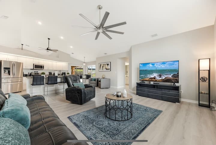 Голяма отворена всекидневна /зона за развлечения с голям 65 - инчов LCD смарт телевизор