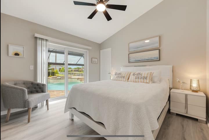 Спалня №4 - странична спалня на басейна - врата на вътрешния двор към зоната на басейна Ланай - двойно легло / дрешник