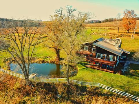 Decorah Lodge with outdoor hottub on 12 acres