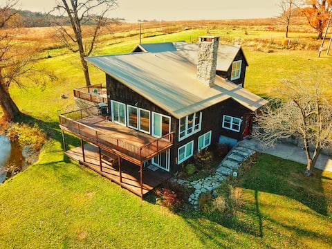 Decorah Lodge -outdoor hot tub on private creek