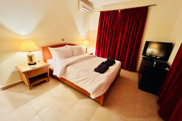 Chambre double avec télévision et récepteur avec de nombreuses chaînes dans un large éventail de langues.