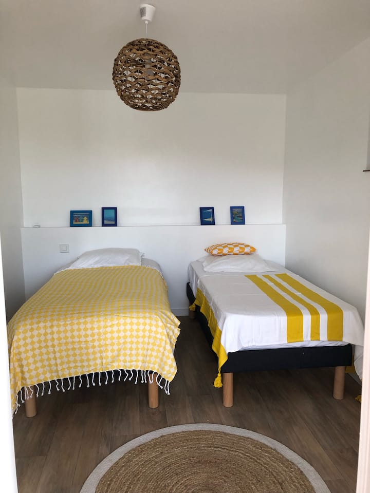 2号卧室可供两位成人或儿童入住（床0.90厘米x 200厘米） ，带小衣柜/衣柜