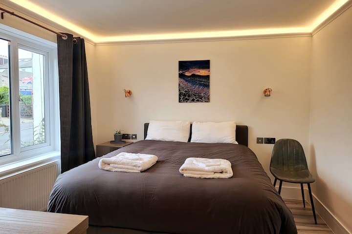 You have a kingsize bedroom on the ground floor for those guests that prefer sleeping downstairs. There are fitted wardrobes and a fan for those warmer nights. There is also a WC opposite the room for elderly guests. Although the bath is upstairs