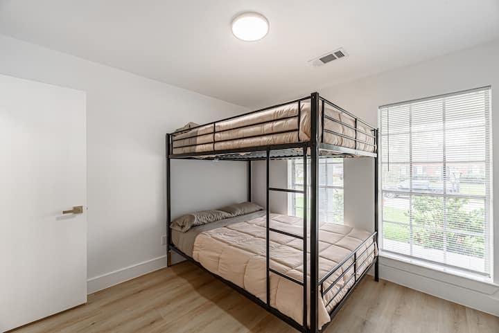 Sekundárna spálňa s poschodovou posteľou veľkosti Queen.