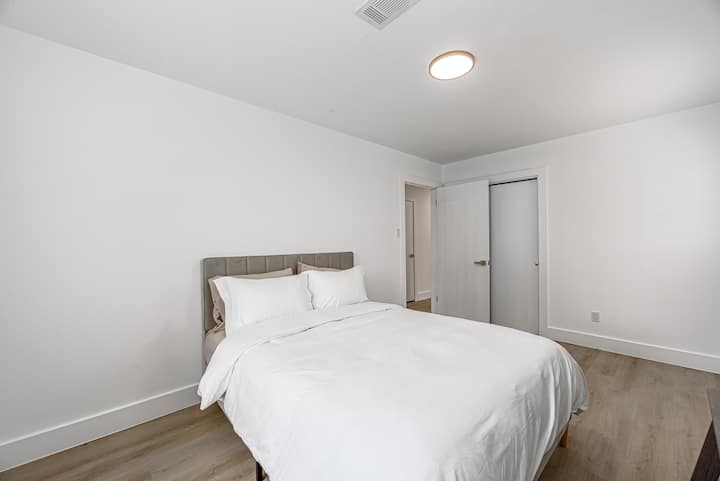 Sekundárna spálňa s manželskou posteľou Queen