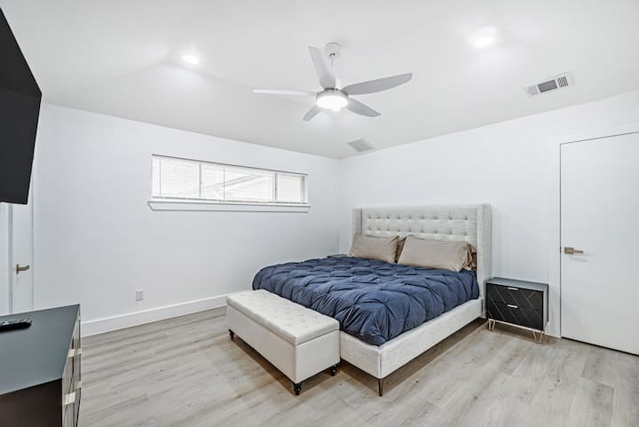 Primárna spálňa s manželskou posteľou veľkosti King