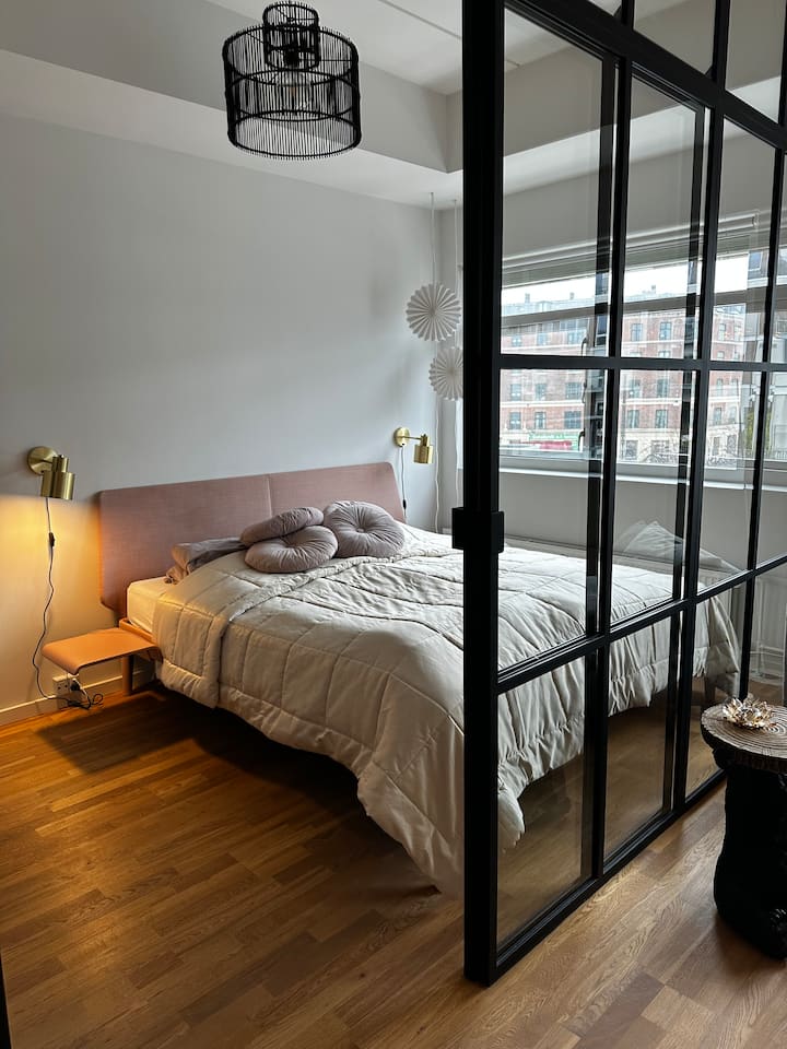 Chumba kikubwa cha kulala na ukuta wa kioo katika mtindo mpya wa yorker