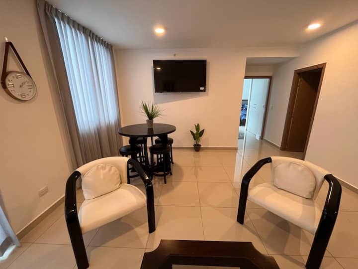 Área social amplia con mesa y TV, ideal para comer, conversar y relajarse.
