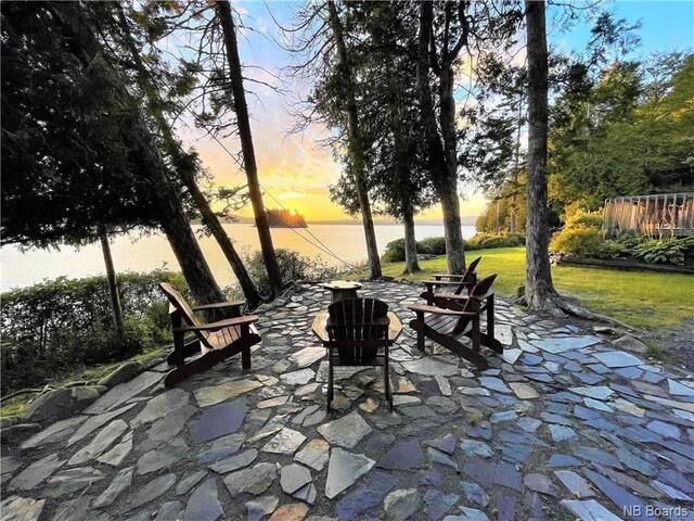 Charlotte’s Utopia Lakefront Cottage gallery image 4