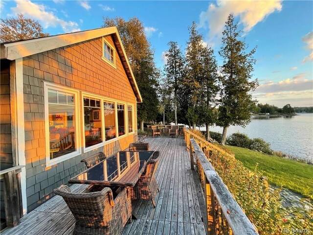 Charlotte’s Utopia Lakefront Cottage gallery image 5