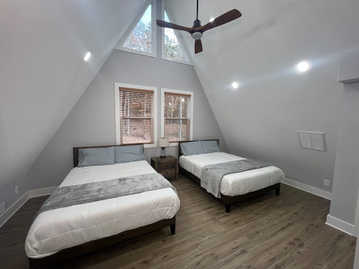 Upstairs Bedroom - 2 Queen Beds