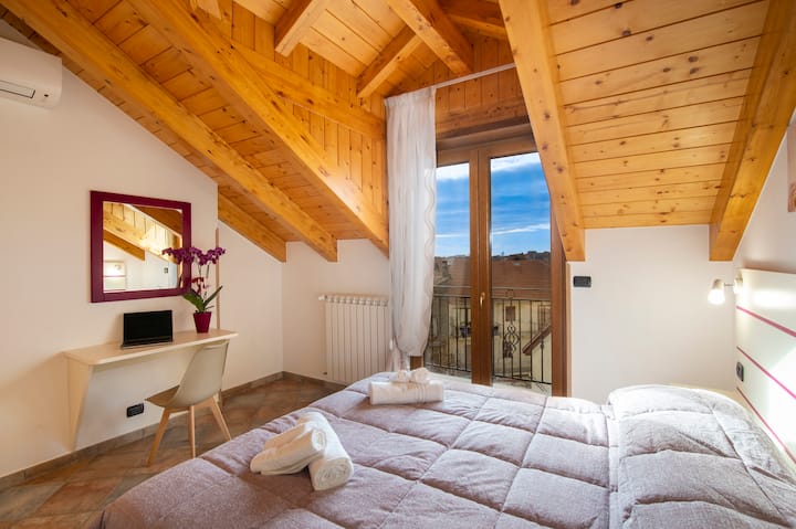 SPÁLŇA S MANŽELSKOU POSTEĽOU A ODDELENÝMI POSTEĽAMI