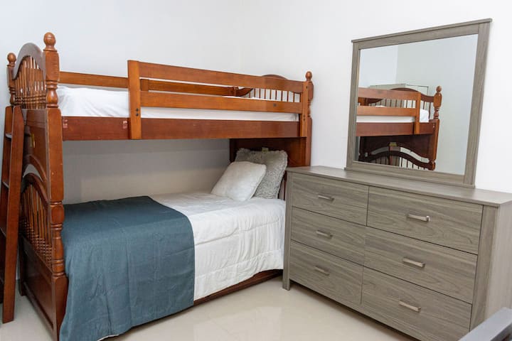 חדר 2,   2 מיטות נפרדות. בחדר הנוסף הזה יש מיטת קווין סייז