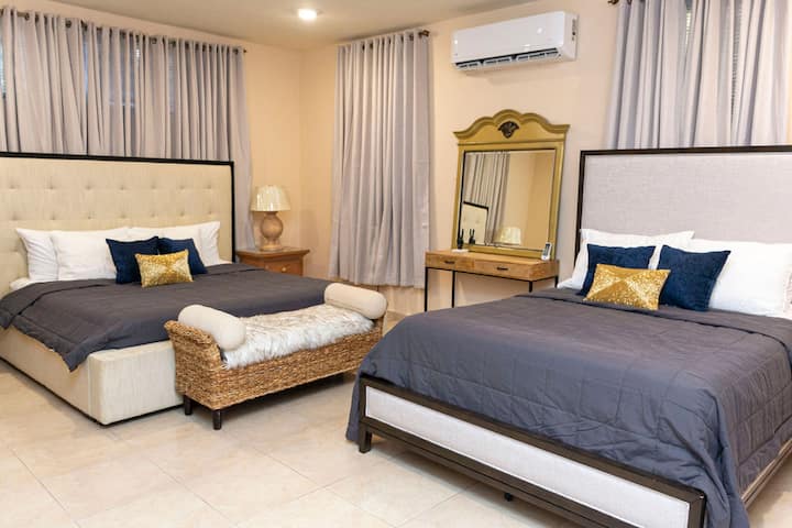 חדר הורים עם סוויטה. מיטת קינג סייז אחת ומיטת קווין אחת.