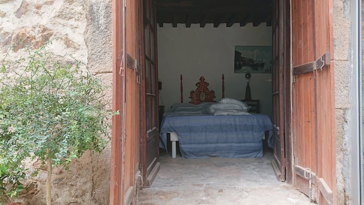 Საძინებელი 4
ორი საწოლი ორი საწოლით
1 დიდი
1 პატარა
Დონეს ოფისის ტერიტორია
ვერანდაზე 