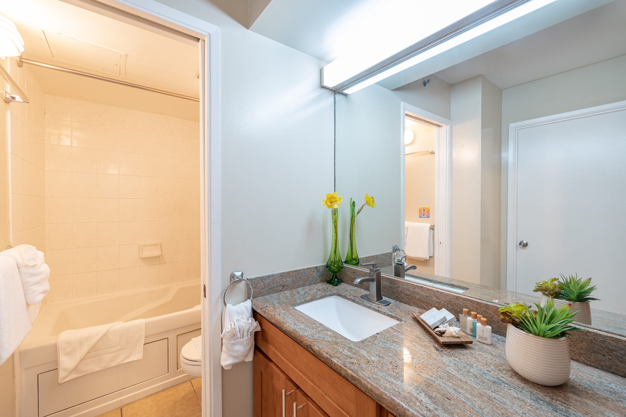 Condo in Honolulu · ★4.91 · 1 bedroom · 2 beds · 1 private bath - Image 17