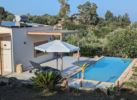 Tiny House with pool between mountains and sea