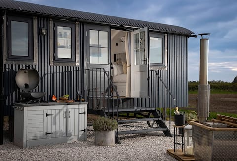 Luxury Shepherd hut with hot tub