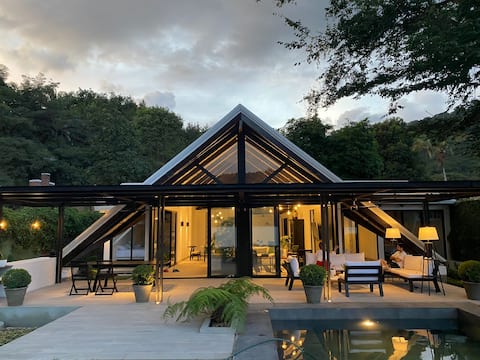 AM009 Beautiful & Cozy Lake Home