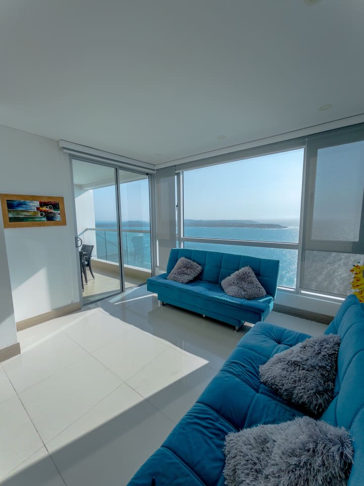 Notre salon allie confort et style, offrant l'endroit idéal pour vous détendre et profiter des vues panoramiques sur l'océan.