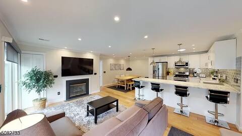 Modern, Bright, Renovated 2 bed/ 2 Bath w/ den