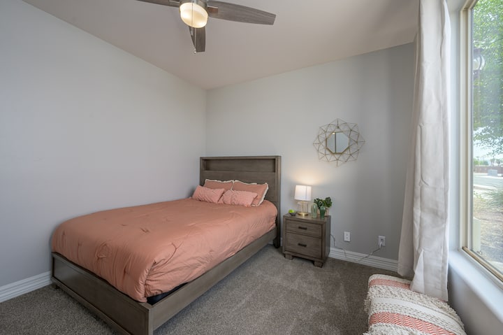 غرفة نوم ثانية - سرير بحجم وسط