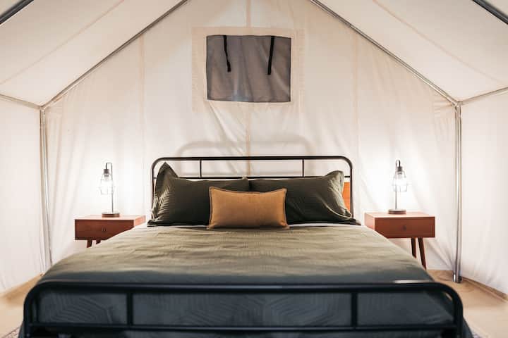 Howler Bike Park Glamping Tent 1 | Ozarks Getaway - Spokane, MO