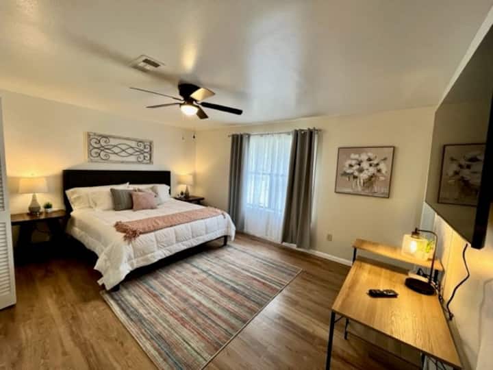 Cama tamaño king súper cómoda y armario grande con baño privado.   Puertos/enchufes de carga junto con lámparas regulables.  Soportes de maletas ubicados en armarios.
