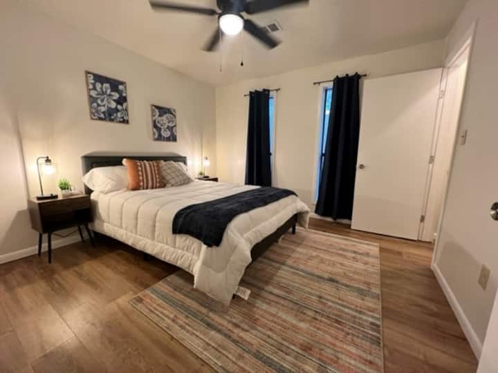 Cómoda cama tamaño queen/estaciones de carga/lámparas regulables/cortinas que oscurecen la habitación y soportes de maletas.